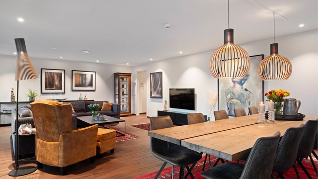 Det er god plass til romslig spisestue med plass til storfamilien