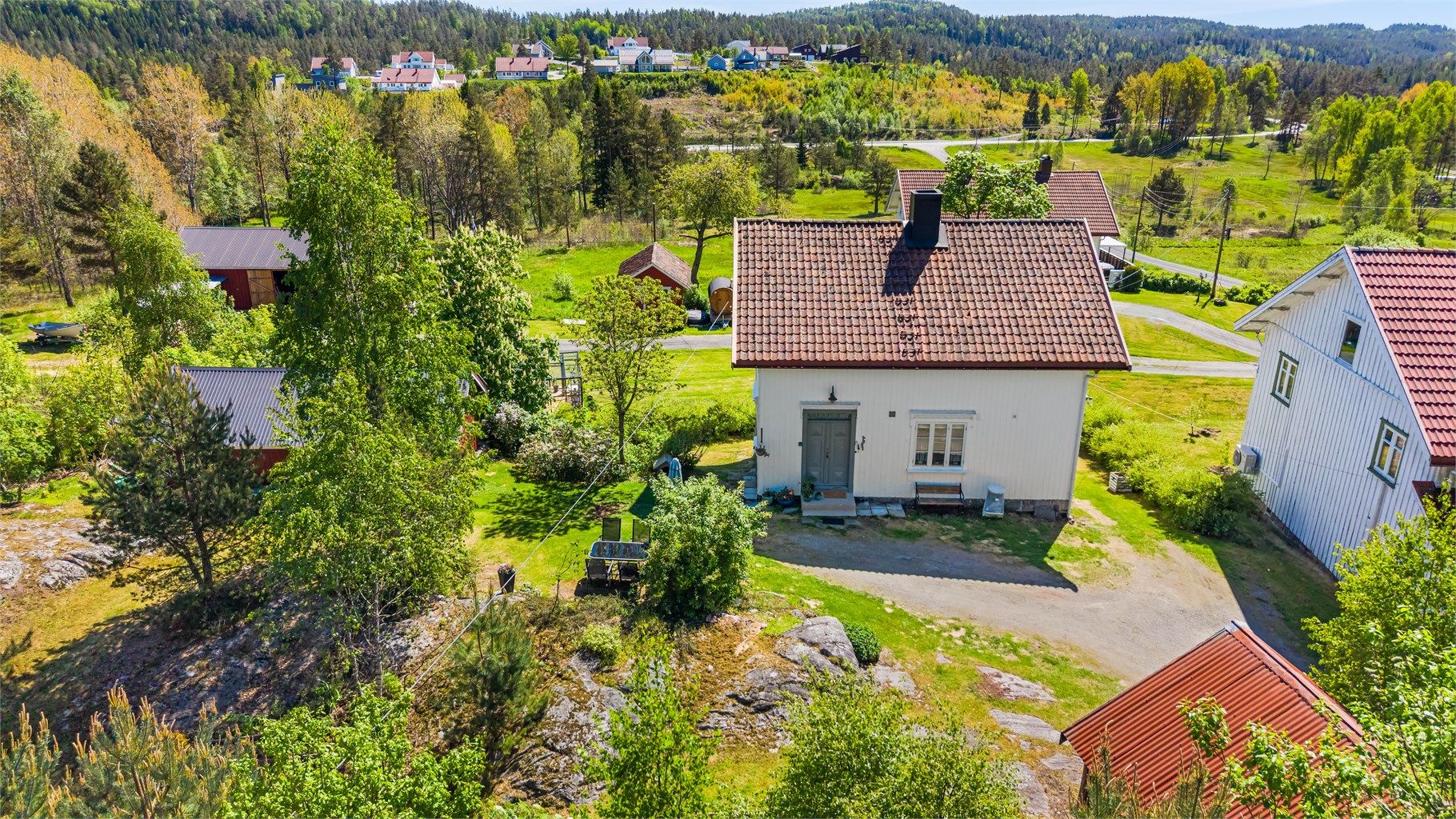Eiendommen ligger i et fredelig nabolag med hyggelige naboer.