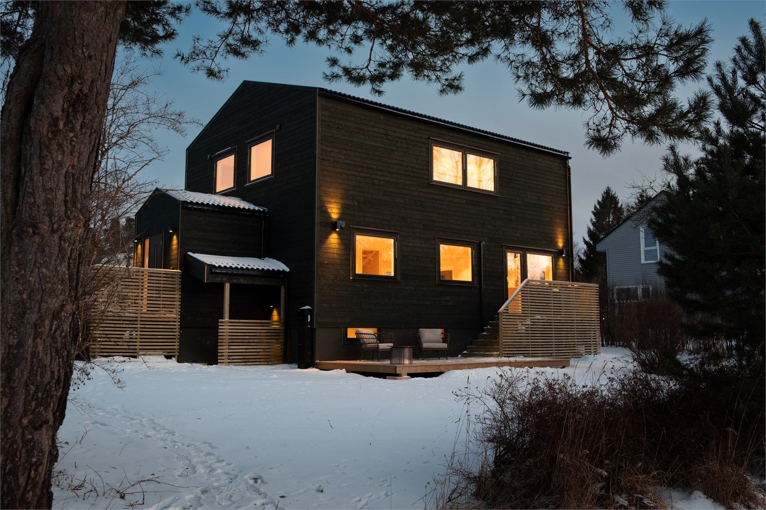 På den over 1 mål store tomten er det masse boltreplass for familien. Hagen er veletablert og lettstelt.