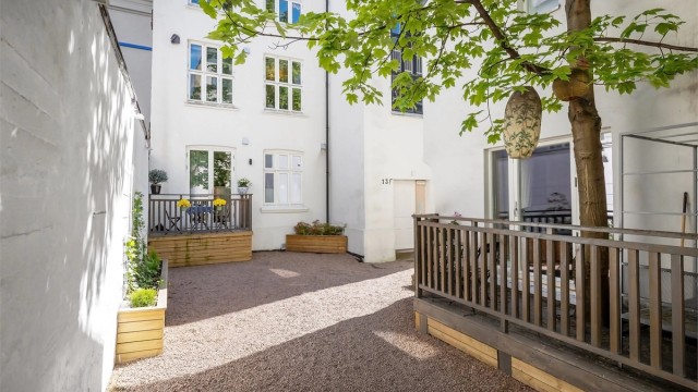 Velkommen til Calmeyers gate 13F - En råstilig 3-roms loftsleilighet midt i smørøyet i rolig bakgård