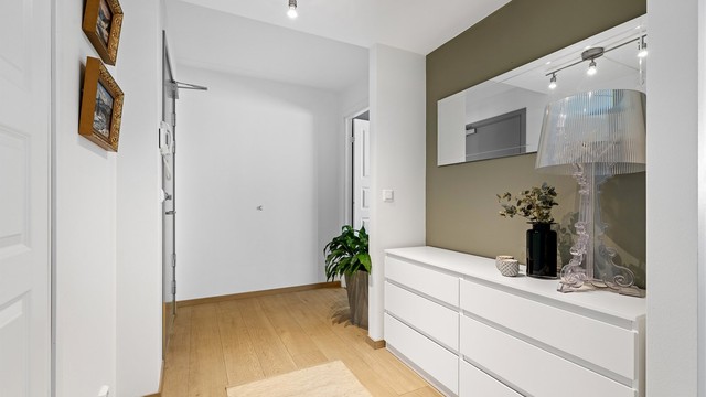 Gangen har plass til oppbevaringsmøbler og binder leilighetens rom sammen.