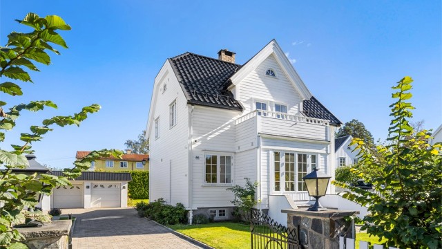 Velkommen til Munkerudveien 46 - Solrik og flott klassisk villaeiendom | Stor og flat tomt | Unik trippelgarasje med full kjeller