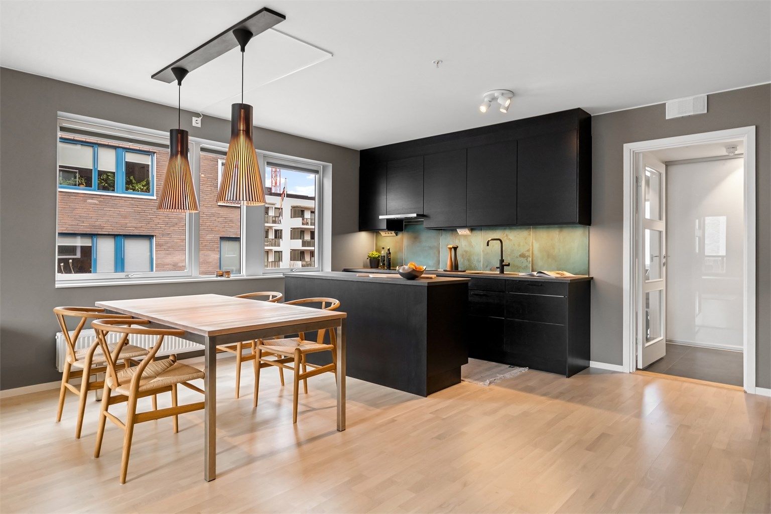 Moderne kjøkken fra 2022 med kjøkkenøy fra 2025. Åpen løsning inn mot stuen