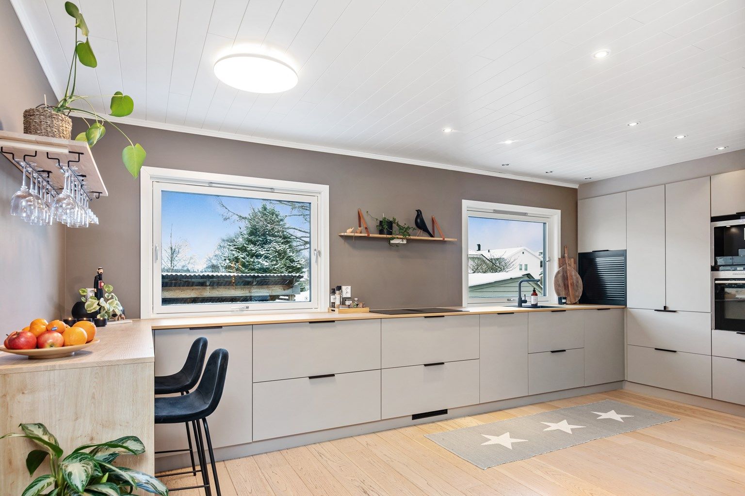 Velkommen til visning i Våganessvingen 2A. Flott oppusset og påbygd i 2017. Nytt kjøkken fra Kvikk i 2024.