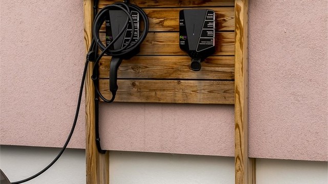 Borettslaget har installert elbilladere for beboerne ( på felles parkeringsplasser).