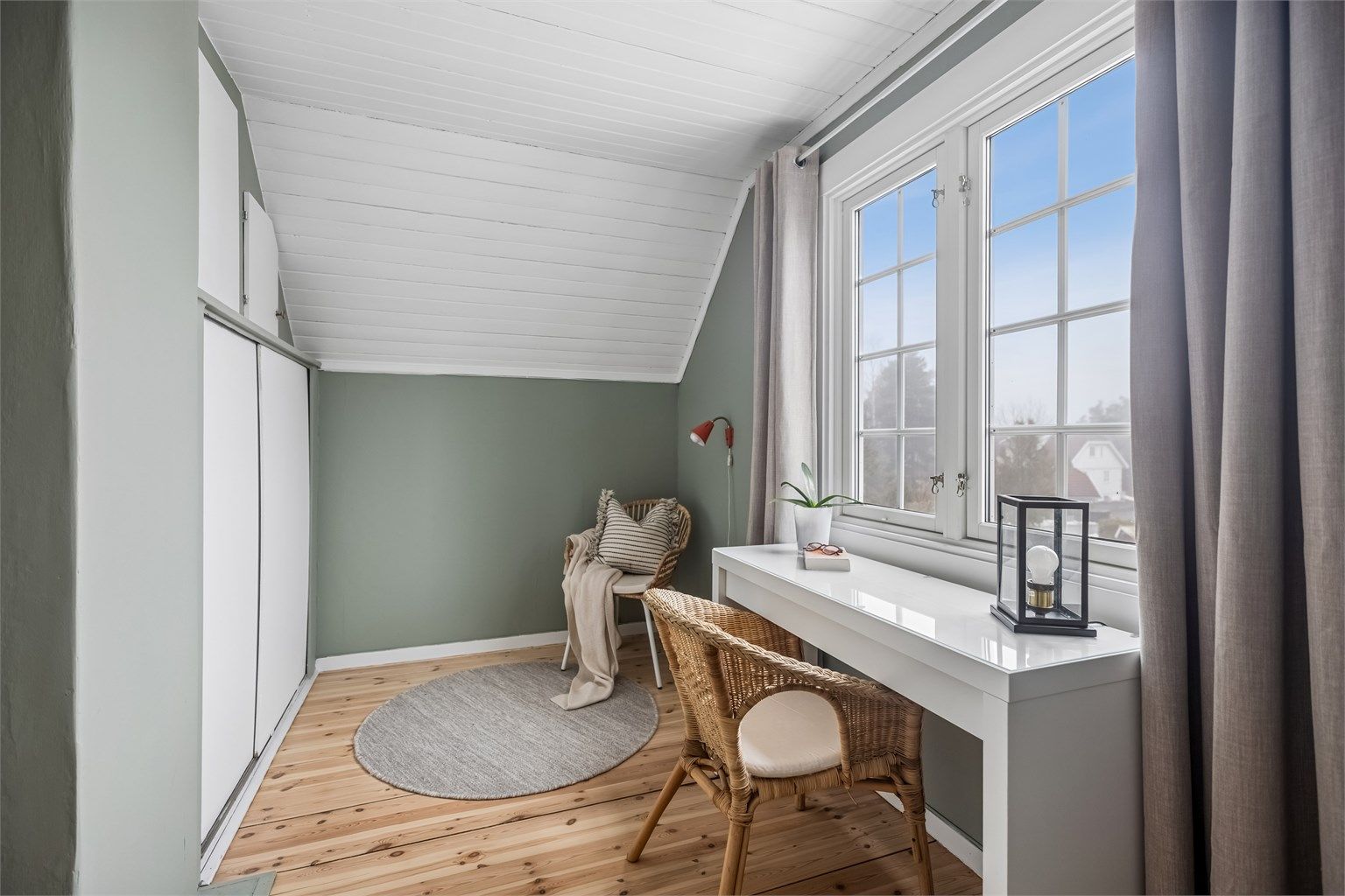 Rommet er malt i en delikat farge og har gode tregulv å gå på. 