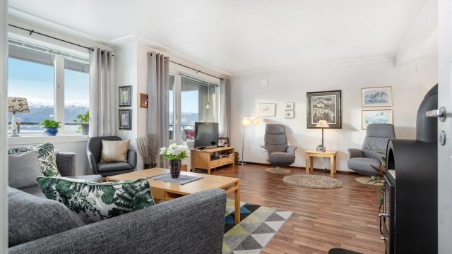 Eiendomsmegler/Partner Elisabeth Skjold har gleden av å presentere Borgundvegen 166 C - en stor og romslig andelsleilighet m/3 soverom. Flott utsikt.