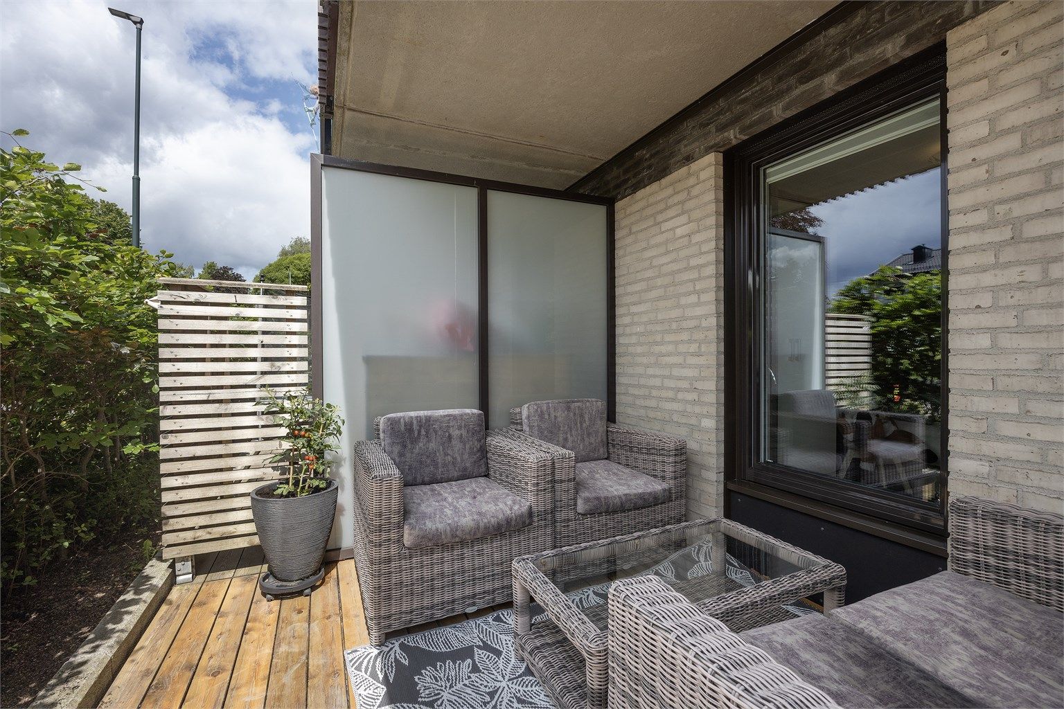 Her er det god plass til utemøblement som både sittegruppe og grill - det er tillatt med el- og/eller gassgrill