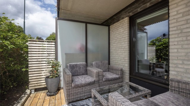 Her er det god plass til utemøblement som både sittegruppe og grill - det er tillatt med el- og/eller gassgrill