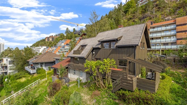 Velkommen til Kurveien 4, en svært innholdsrik enebolig med utleiedel og tomt på ca 1250 kvm. nettotomt. Meget gode solforhold og flott utsikt. Fotograf Petter Tanum