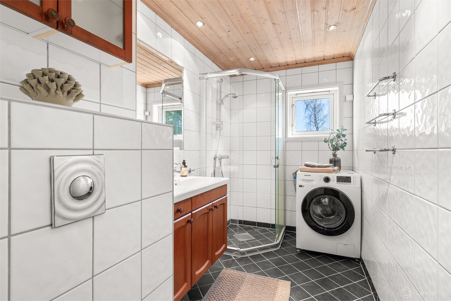 Flislagt bad med varme i gulvet, sist pusset opp i 2003. Opplegg for vaskemaskin