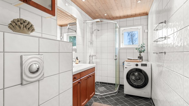 Flislagt bad med varme i gulvet, sist pusset opp i 2003. Opplegg for vaskemaskin