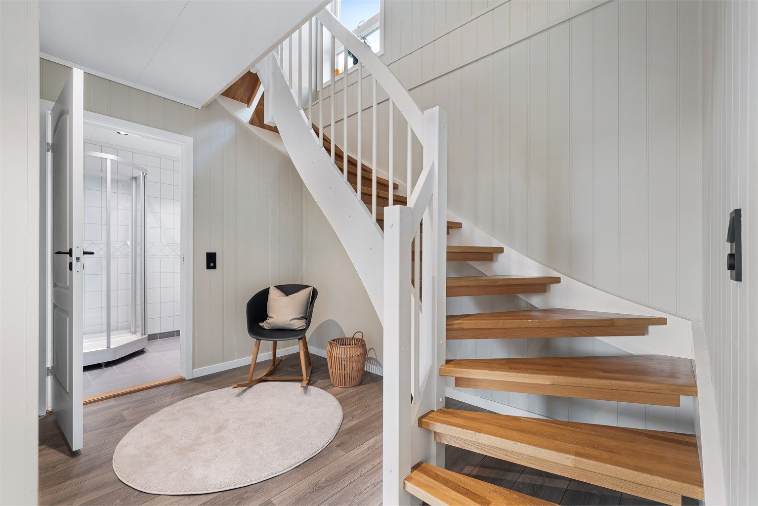 Tretrapp med malte vanger og rekkverk og med trinn i eik