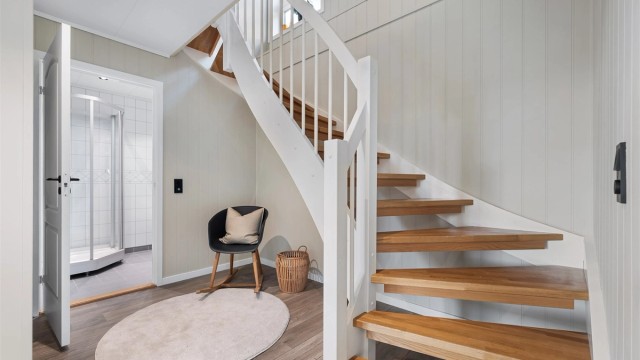 Tretrapp med malte vanger og rekkverk og med trinn i eik