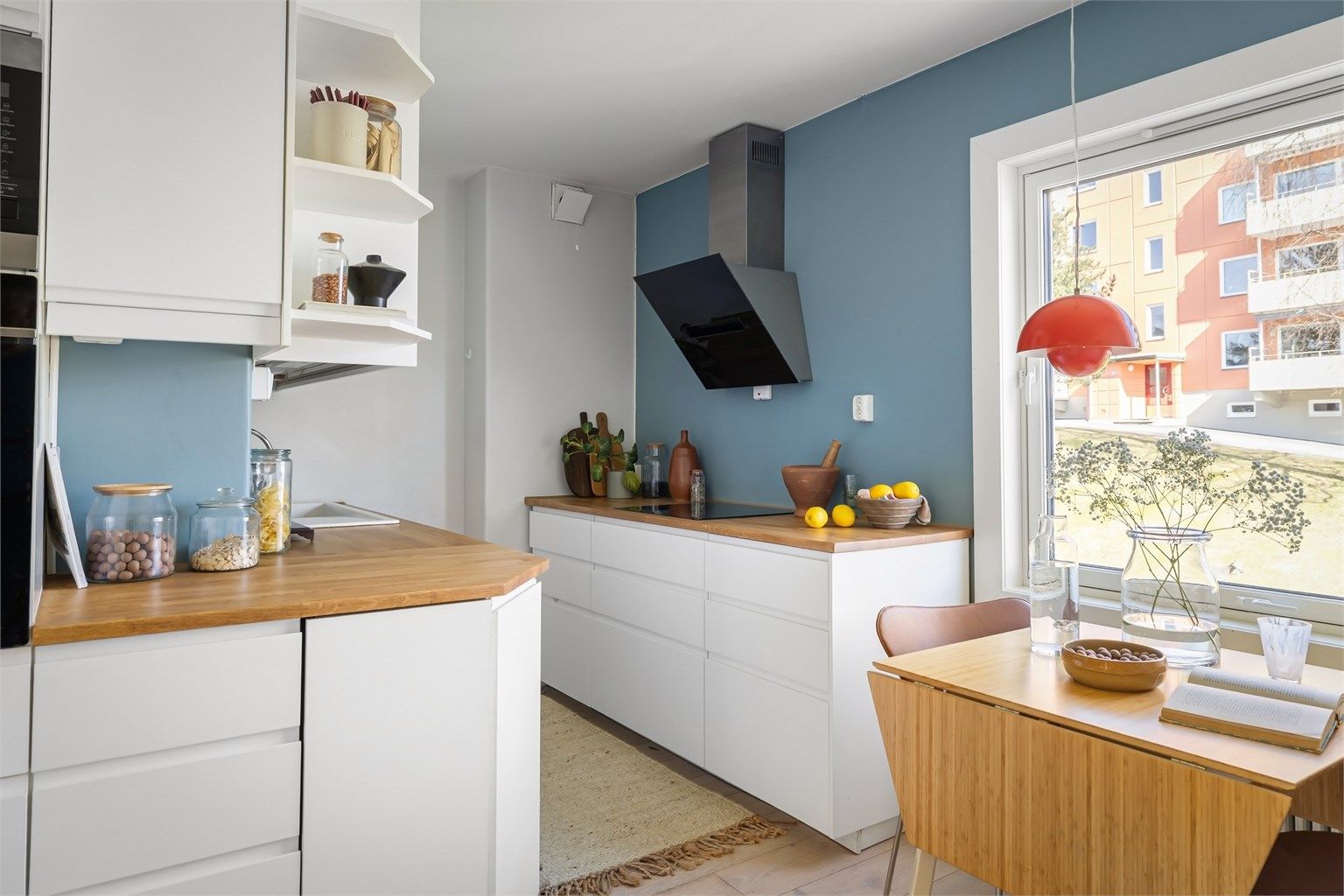 Veggflatene er malt i en lys farge (Antwerpen) som står fint til innredningen og den lyse parketten på gulvet