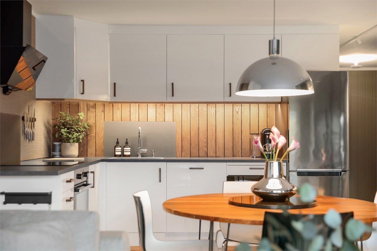 Lekkert kjøkken i åpen løsning mot stuen