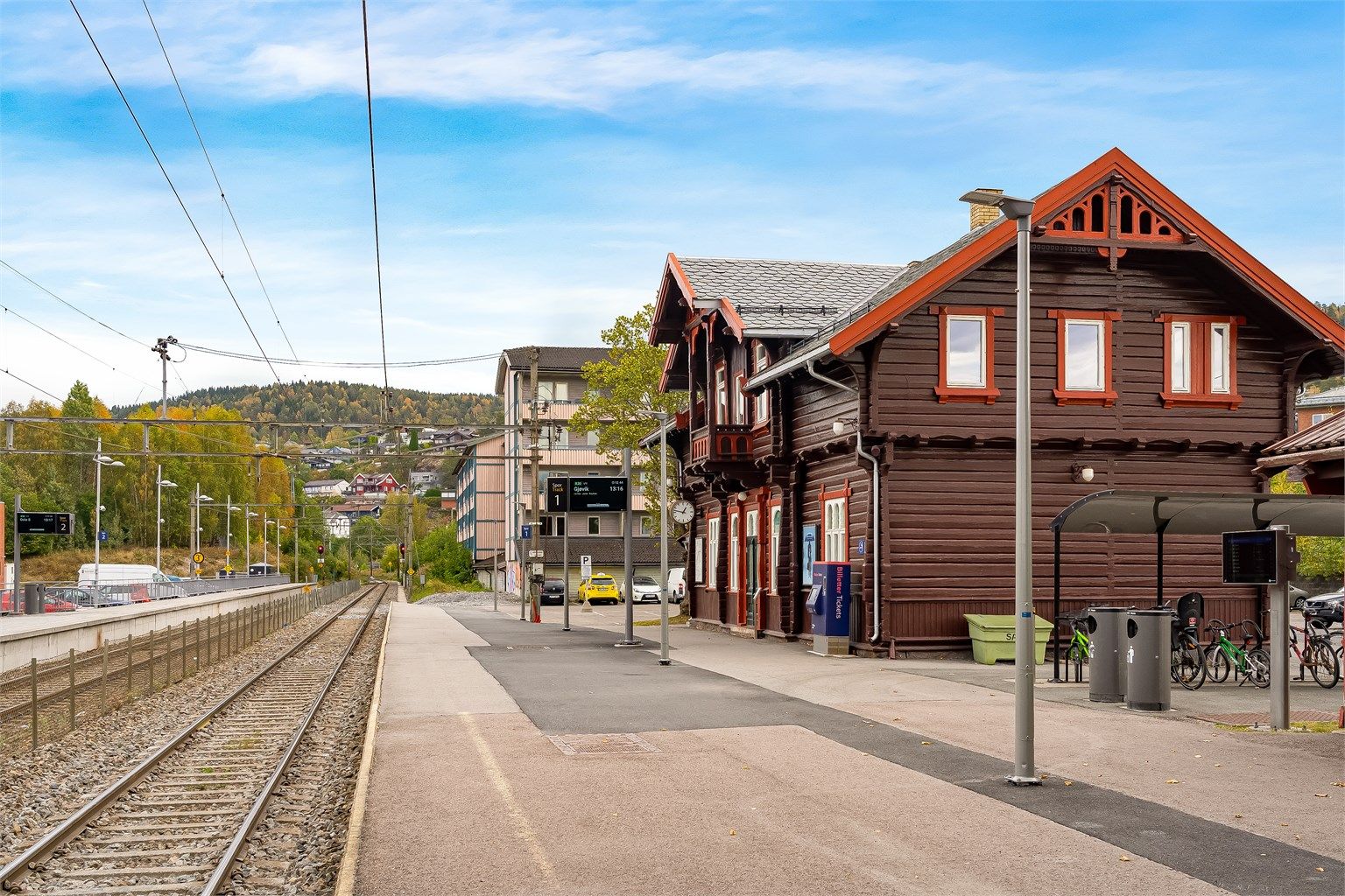 Kjelsås stasjon ligger innen gangavstand og tar deg effektivt videre til Oslo S.