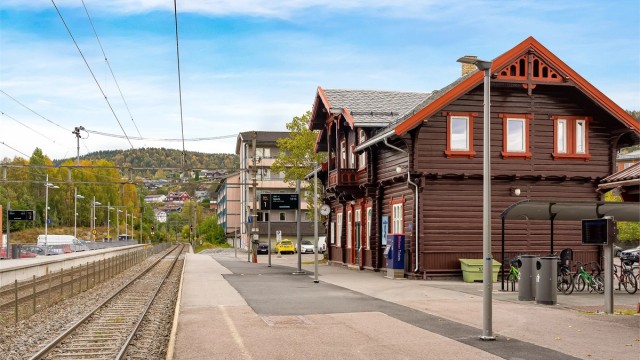 Kjelsås stasjon ligger innen gangavstand og tar deg effektivt videre til Oslo S.