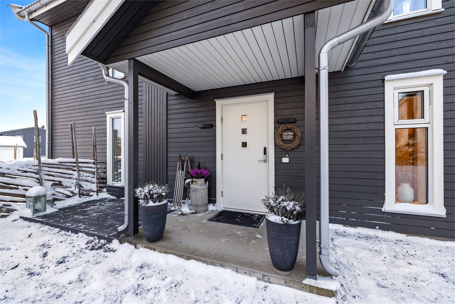 Boligen har et praktisk, overbygget inngangsparti med adkomst fra den grusede gårdsplassen.