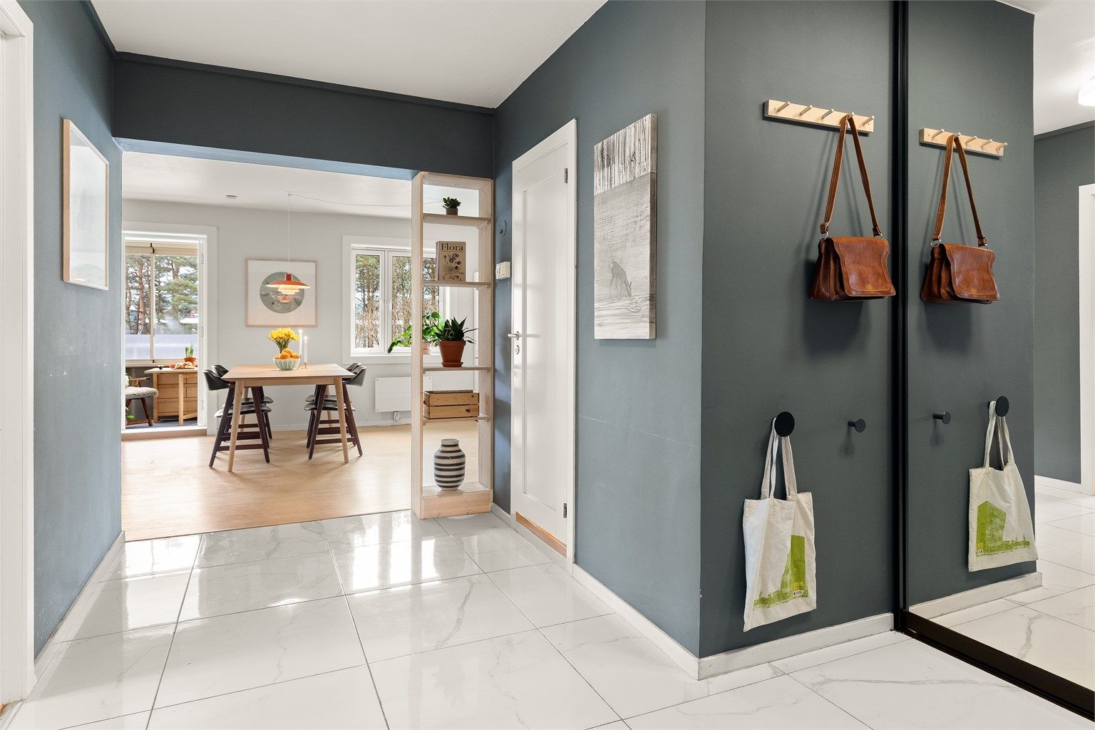 Flislagt gulv med varme i entré.