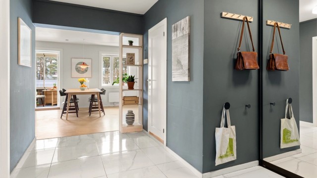 Flislagt gulv med varme i entré.