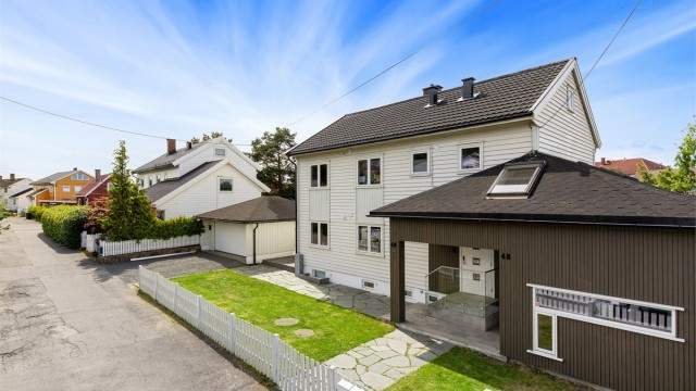 Boligen ligger i en lite trafikkert blindgate. Velkommen til visning!