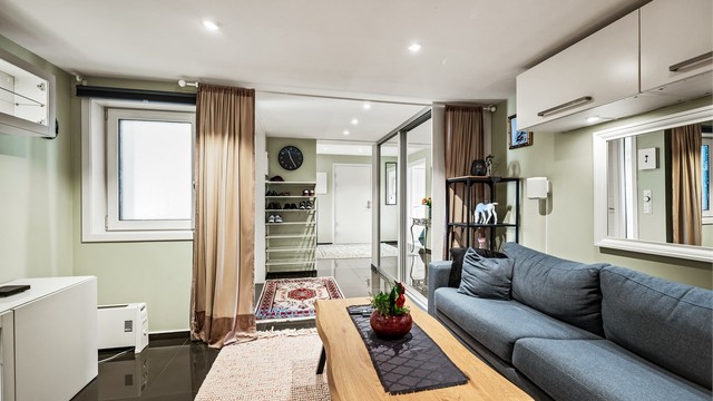 Gang/kjellerstue i underetasjen med sofaområde.
