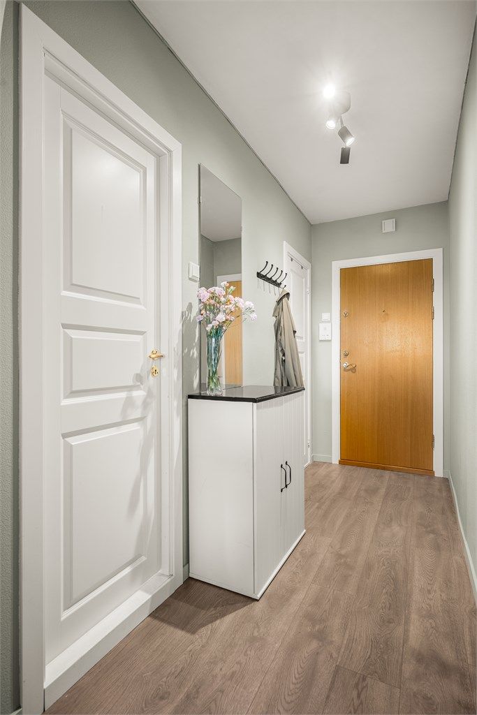 Ytterdøren har sikkerhetslås og er klassifisert for brann (B30) og lyd (35dB).