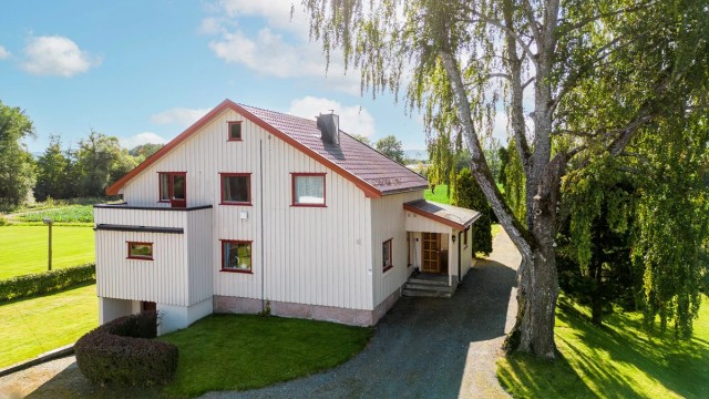 Stor tomt på over 2,8 mål (avsatt til LNF - Landbruks-, natur- og friluftsformål)