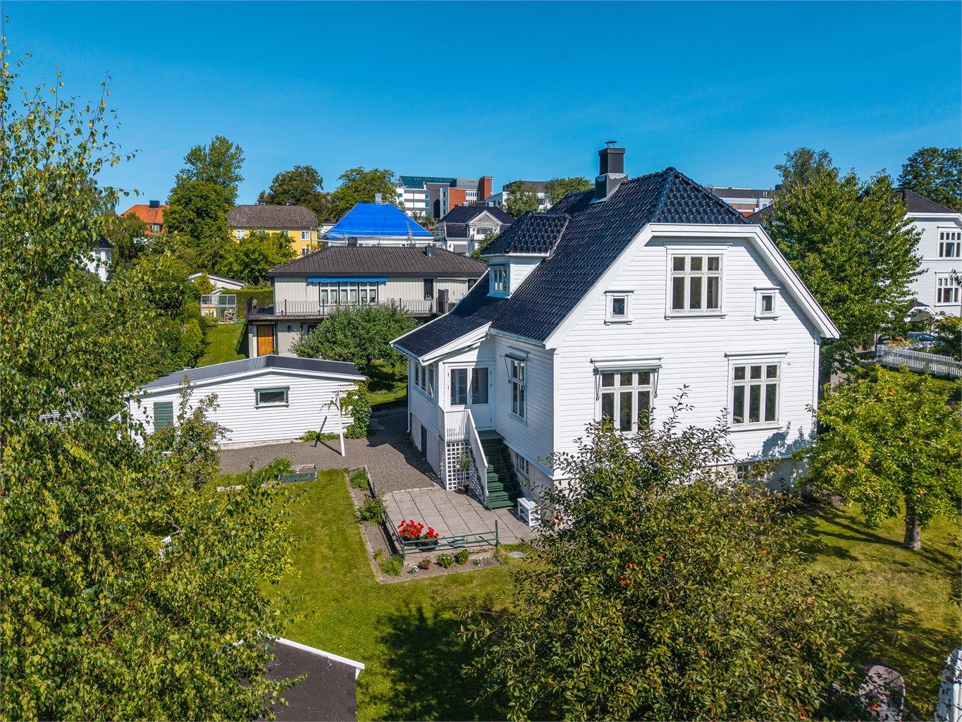 Velkommen til denne klassiske villaen med en super beliggenhet på Tyttebærløkka!