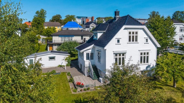 Velkommen til denne klassiske villaen med en super beliggenhet på Tyttebærløkka!