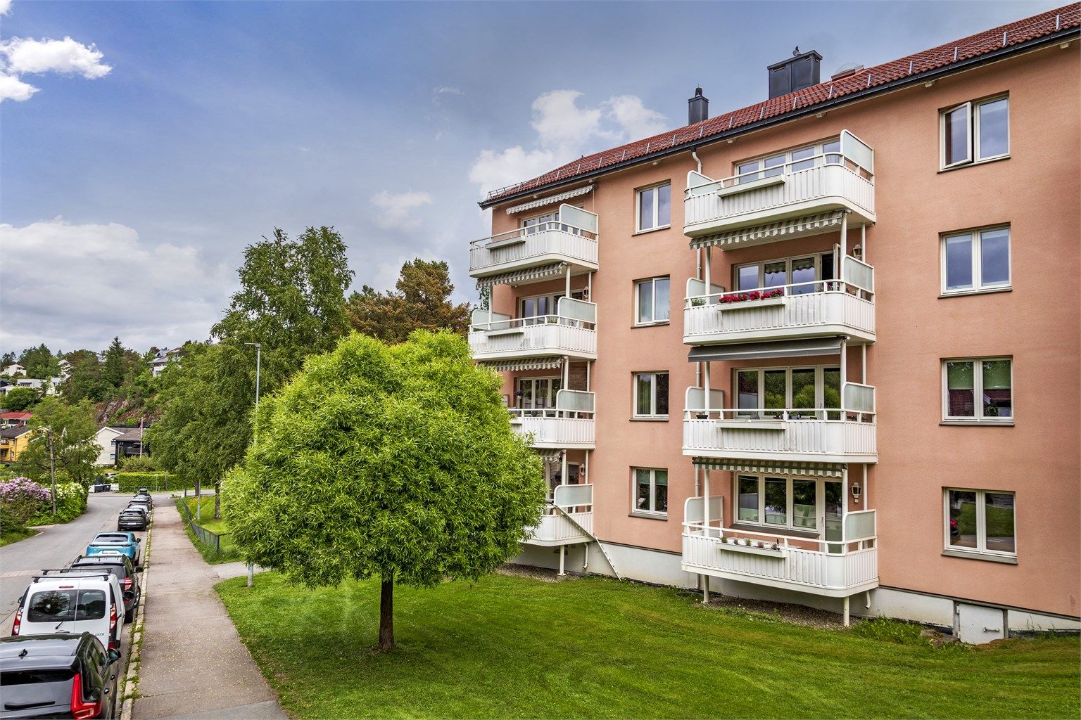Fasade. Her er det gateparkering etter områdets bestemmelser. 