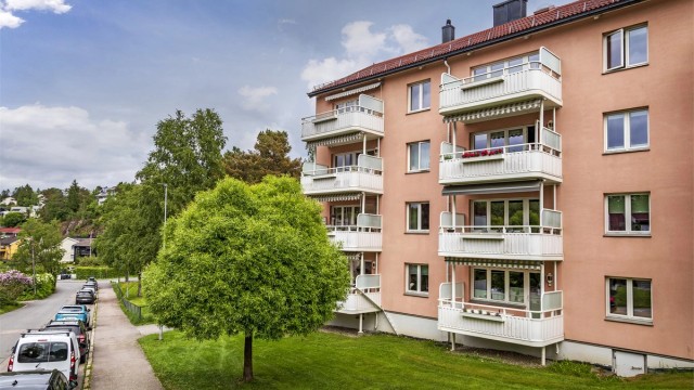 Fasade. Her er det gateparkering etter områdets bestemmelser.