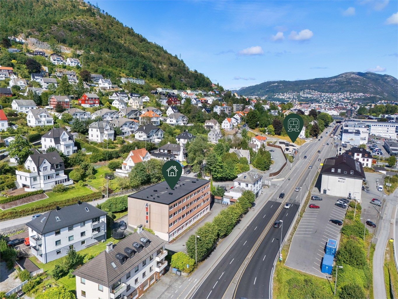 Rett bortenfor er bybanestopp for linje 2. Den tar deg enkelt mot Fyllingsdalen eller Haukeland/Kronstad. 