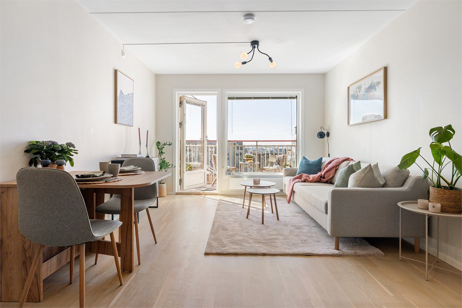 Utsikten fra stuen er fin også etter mørkets frembrudd. Foto: Trond Walsø / Walso Work