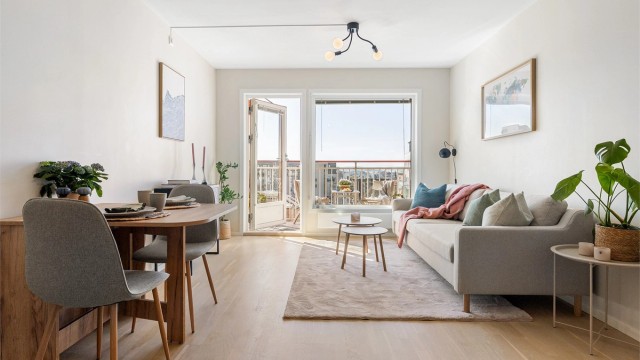 Utsikten fra stuen er fin også etter mørkets frembrudd. Foto: Trond Walsø / Walso Work