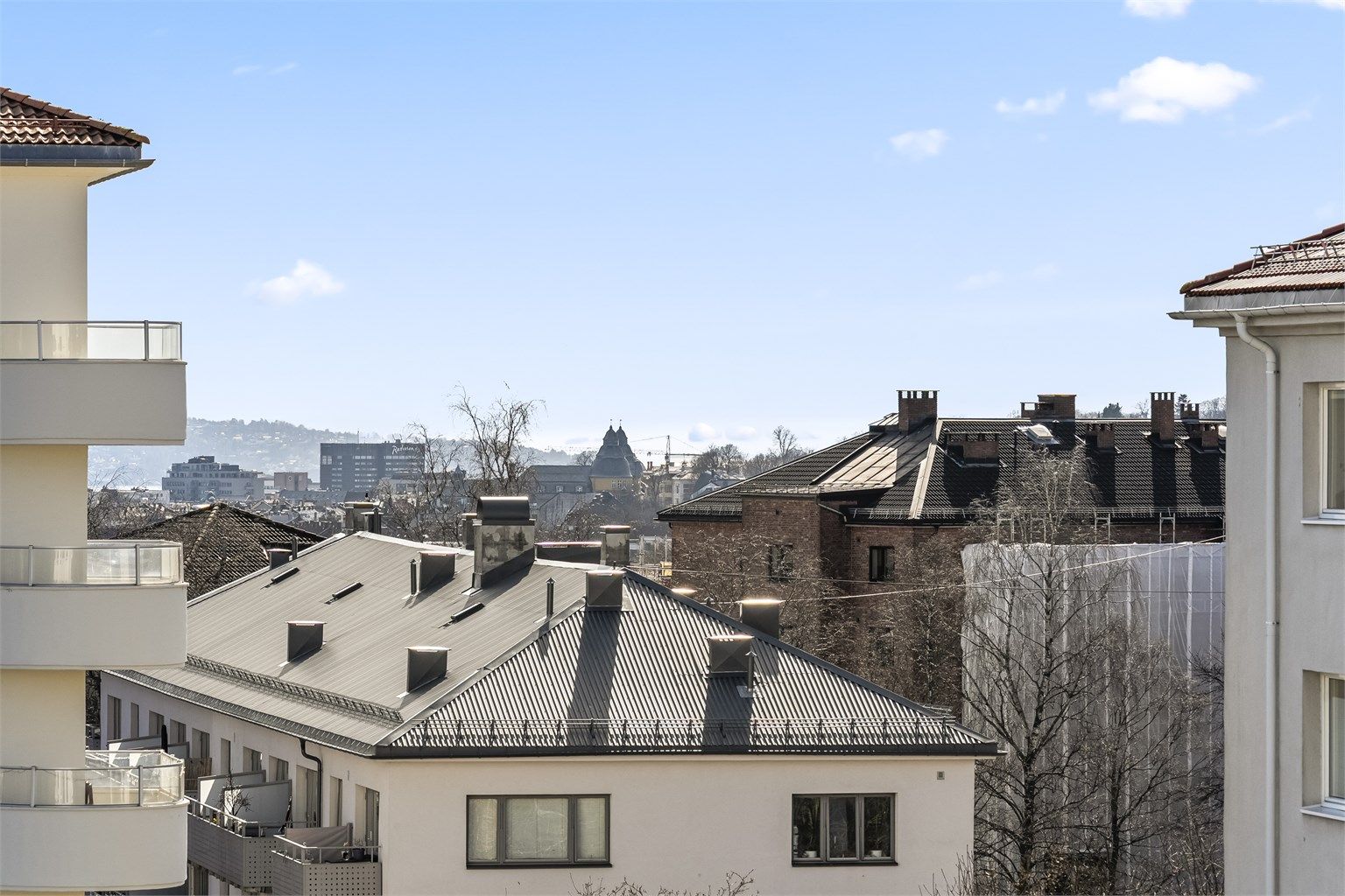 Leiligheten ligger høyt og fritt i byggets 5. etasje med langstrakt utsikt.