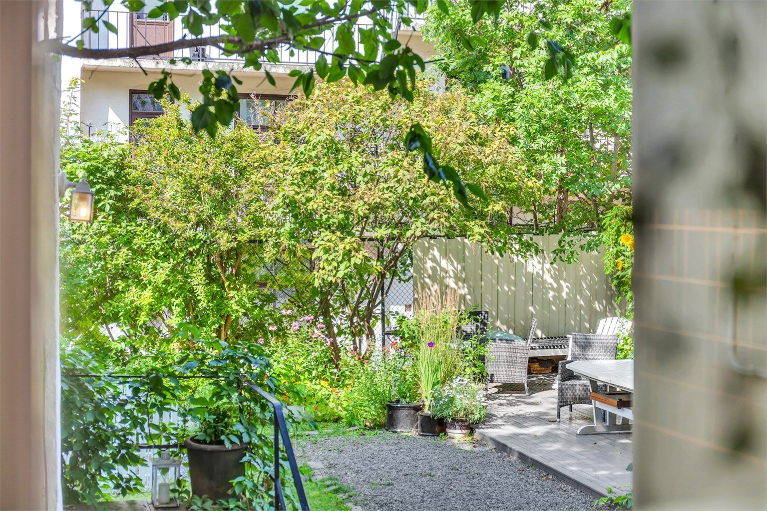 Fra vindusposten på kjøkkenet har man et hyggelig utsyn over den frodige bakgården. 