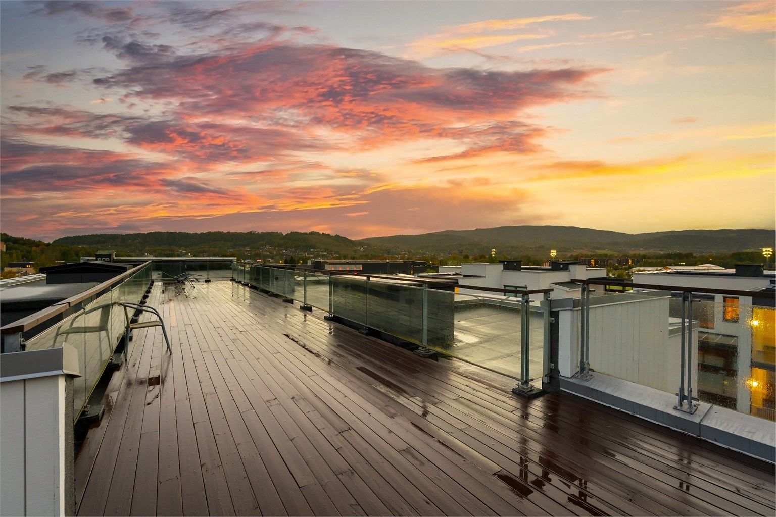 Sameiet har en stor felles takterrasse belagt med tredekke og åpen utsikt over området.