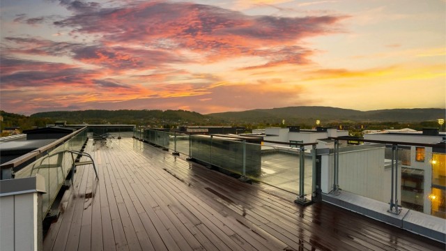 Sameiet har en stor felles takterrasse belagt med tredekke og åpen utsikt over området.