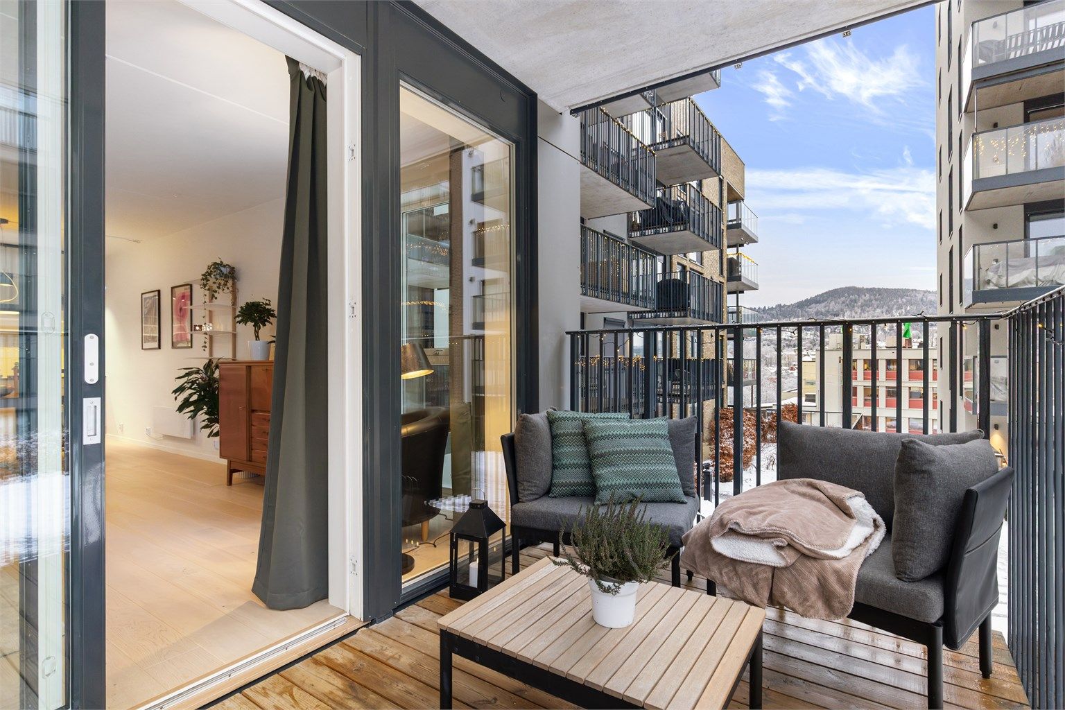 Fra balkongen er det også utsikt til populære Grefsenkollen. Perfekt destinasjon for den turglade, med restaurant og fantastisk utsikt over Oslo.