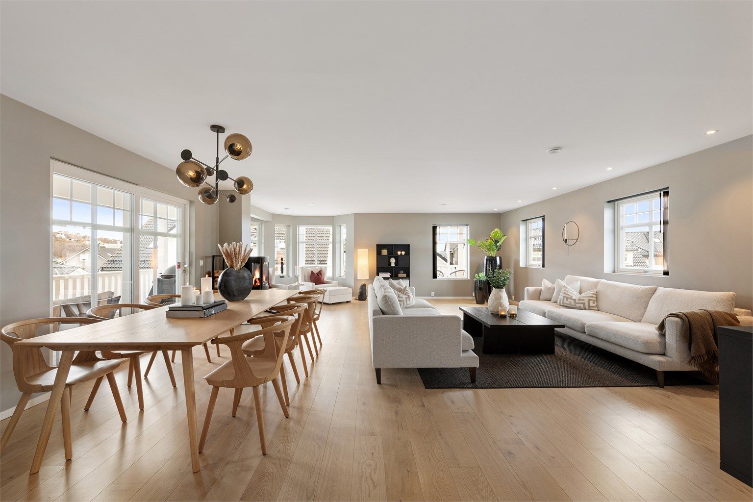 Den store stuen i andre etasje har en åpen løsning mot kjøkkenet, med plass til både sofagruppe og spisebord