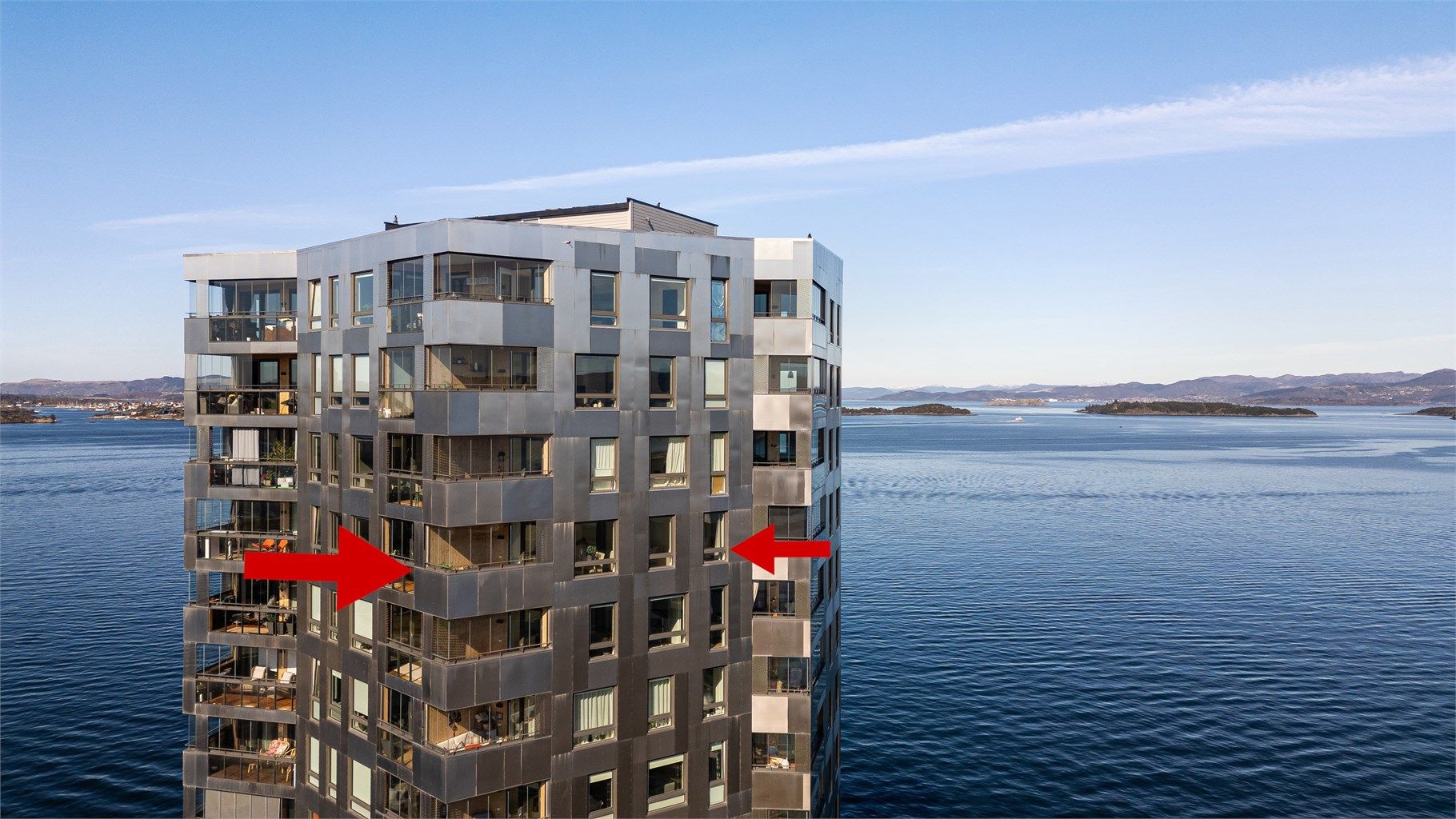 Plassert i byggets 14. etasje og med endevegg med flere vindusflater, får du godt med naturlig lys og flott sjøutsikt. Oppe i høyden er det nydelig utsikt mot øst, sør og vest og minimalt med innsyn.