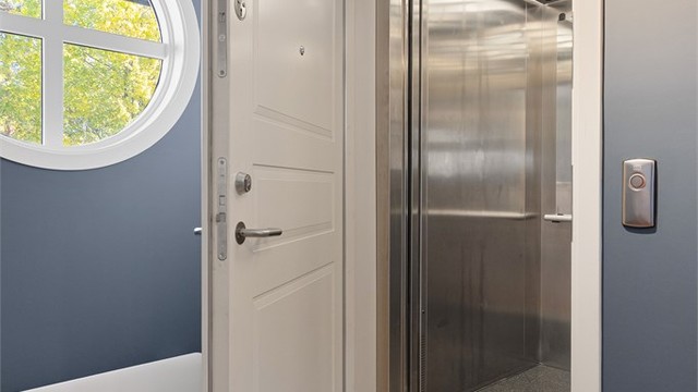 Heis direkte inn i leiligheten bidrar også til å gi en ekstra eksklusiv følelse, samt at heisen gir enkel adkomst til bl.a. garasjeanlegget