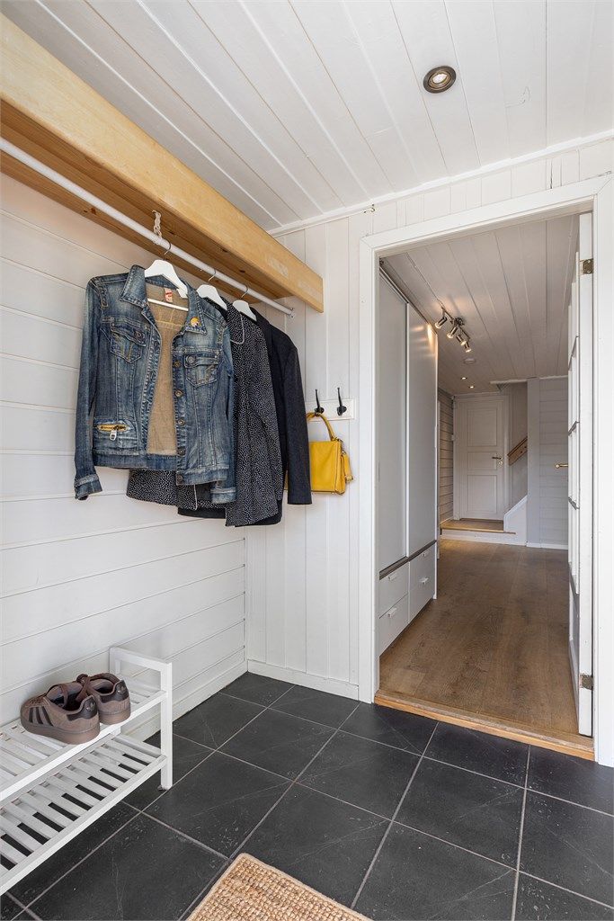 Entré innredet med hattehylle og garderobestang til å henge fra seg ytterjakker. Det er også plass til en skohylle til å sette fra seg sko