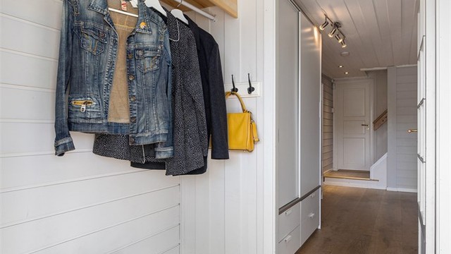 Entré innredet med hattehylle og garderobestang til å henge fra seg ytterjakker. Det er også plass til en skohylle til å sette fra seg sko
