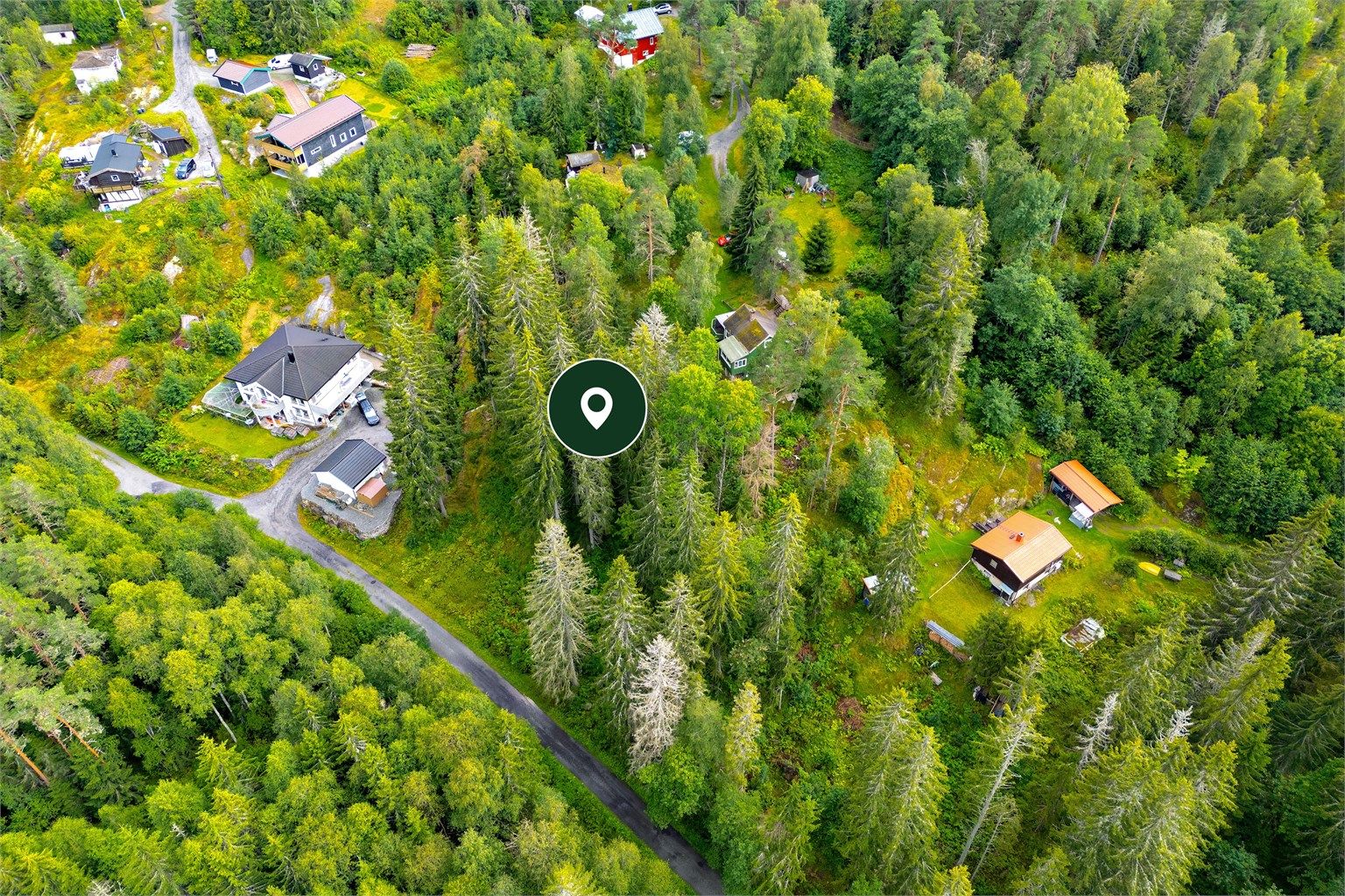 Romslig tomt på 1962 kvm