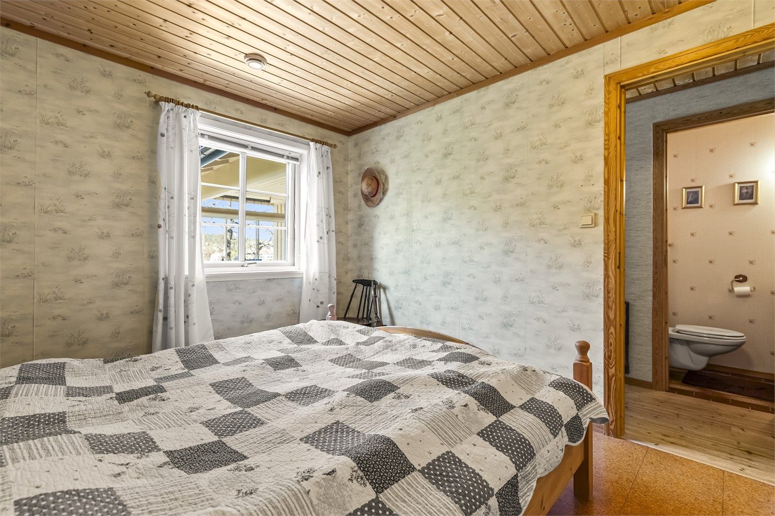 Rommet har plass til dobbeltseng og nattbord.