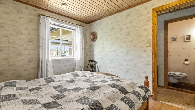 Rommet har plass til dobbeltseng og nattbord.