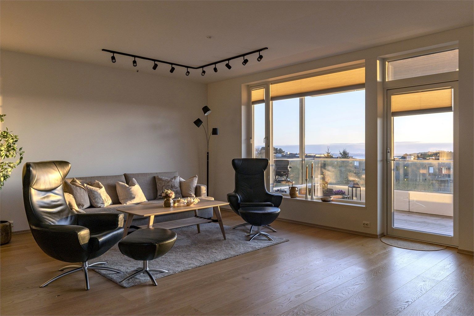 Utsikten kan nytes fra sofakroken.